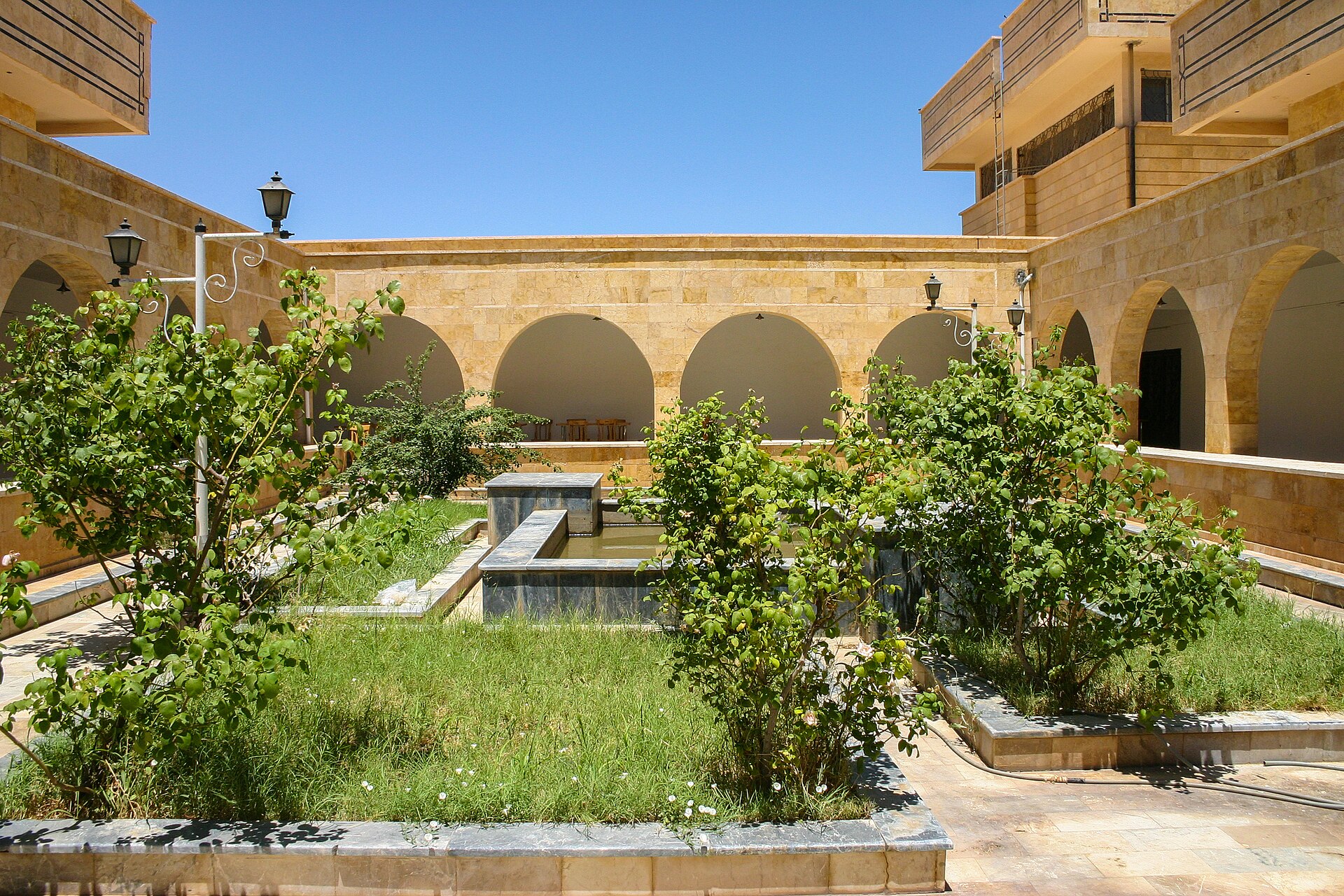 فناء متحف دير الزور عام 2005