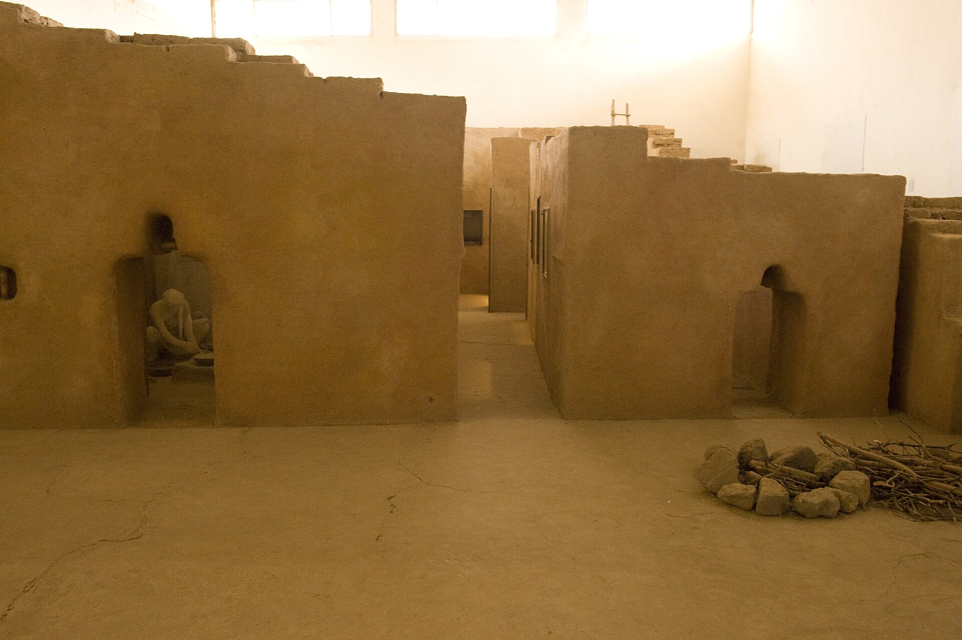نموذج لمساكن قديمة عُرض في متحف دير الزور، تصوير عام 2009